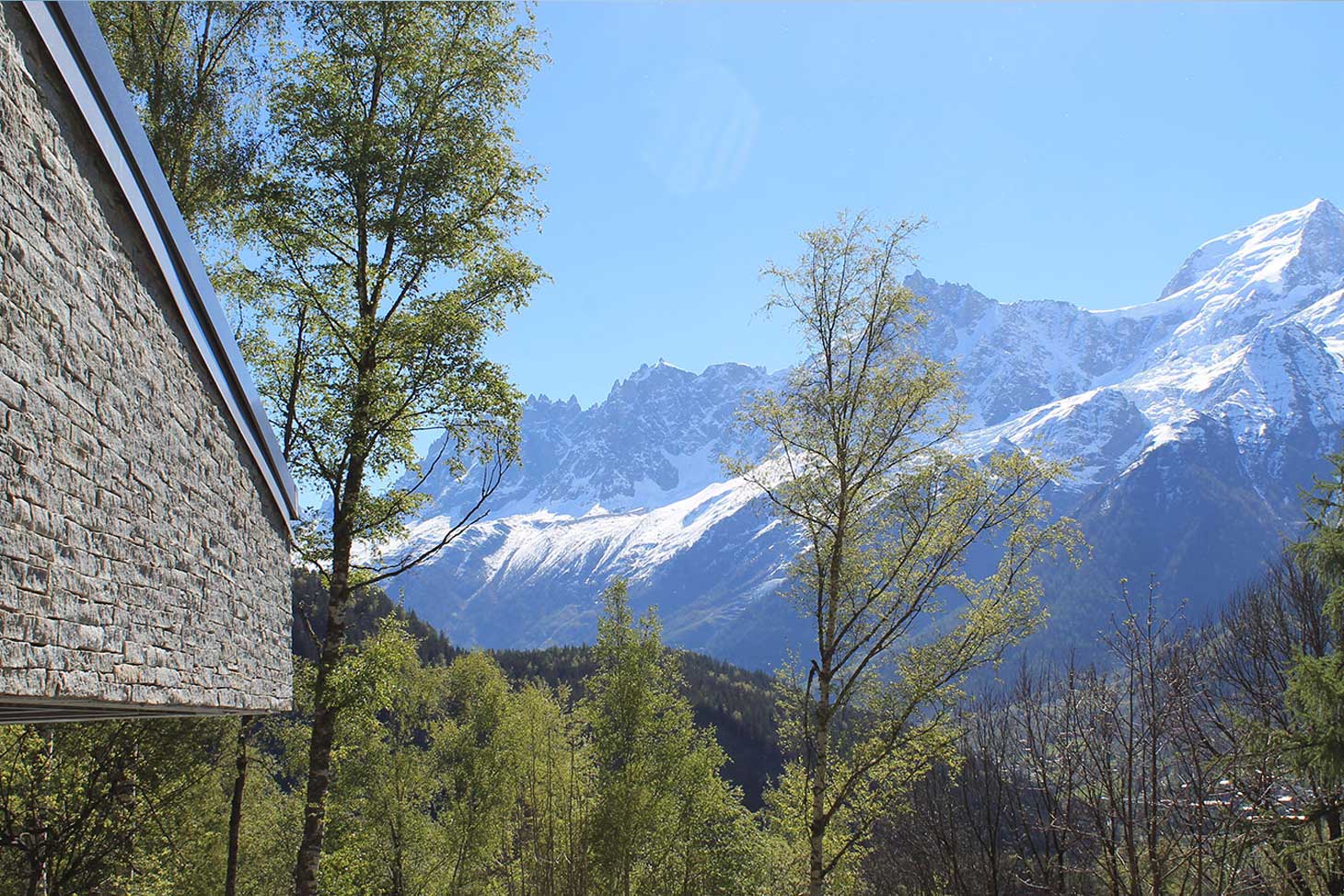 Vue sur les montagnes depuis les bâtiments de l'École de physique des Houches.