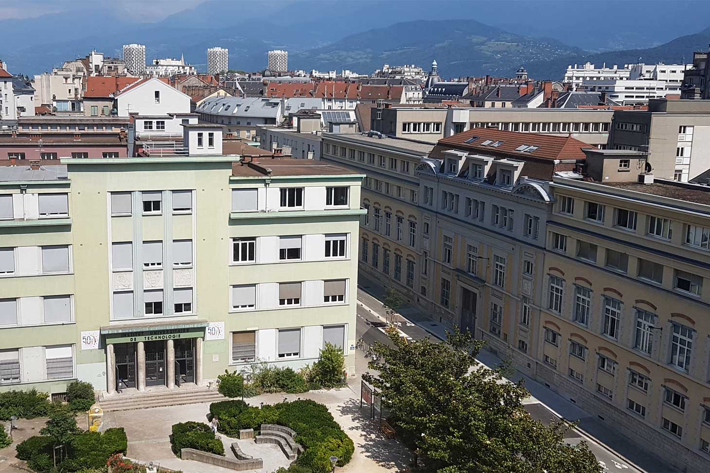Vue aérienne des bâtiments de l'IUT2 de Grenoble sur le site de la gare.