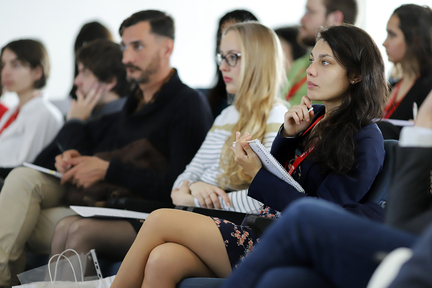 Des étudiants assistent à une conférence spécialisée.