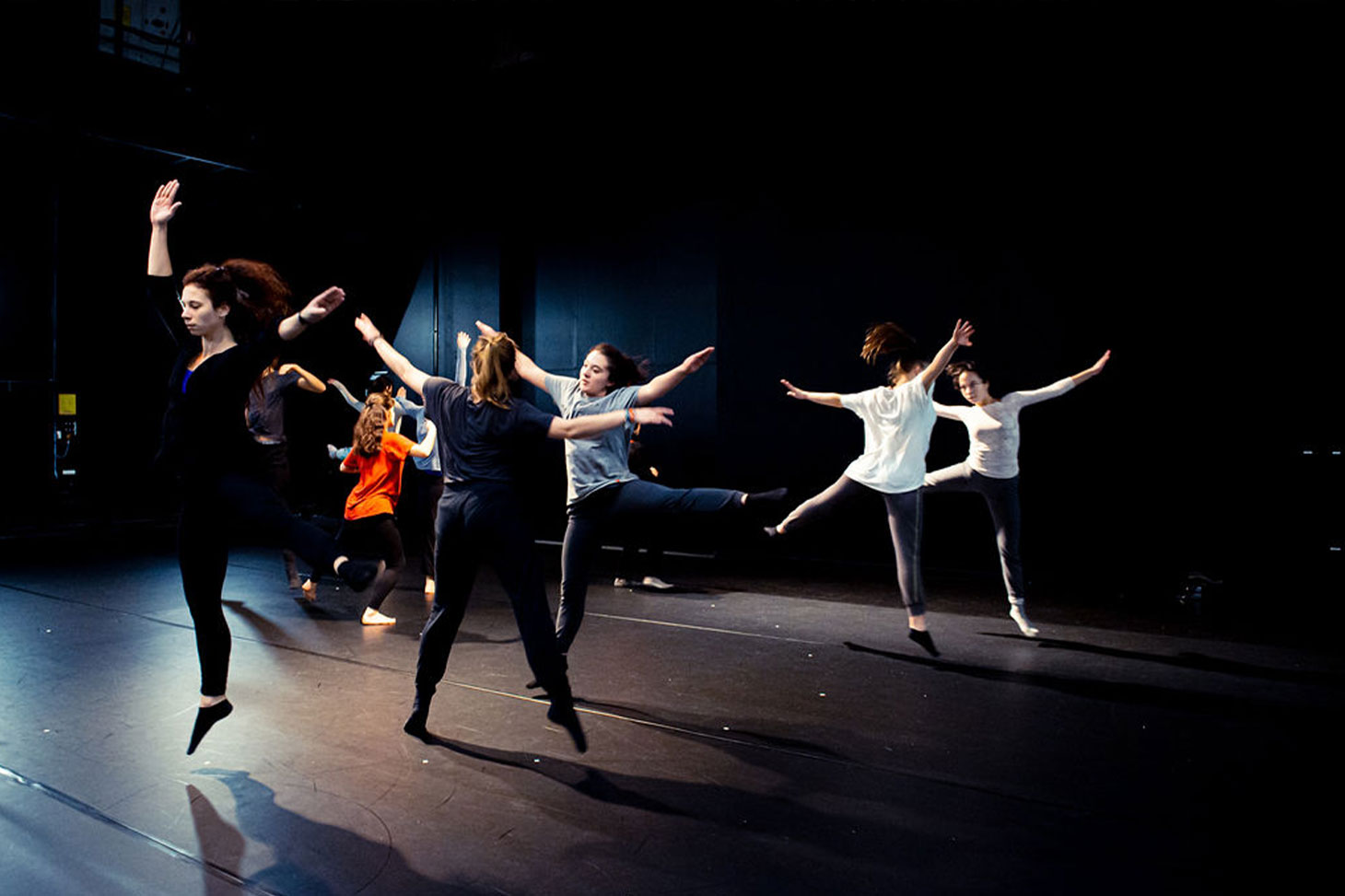 Des étudiants en action sur scène lors d'un atelier de danse