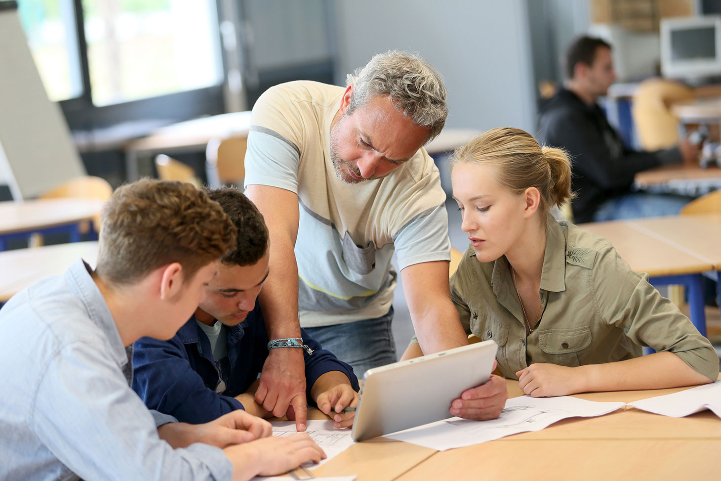 Un enseignant conseille un groupe d'étudiants