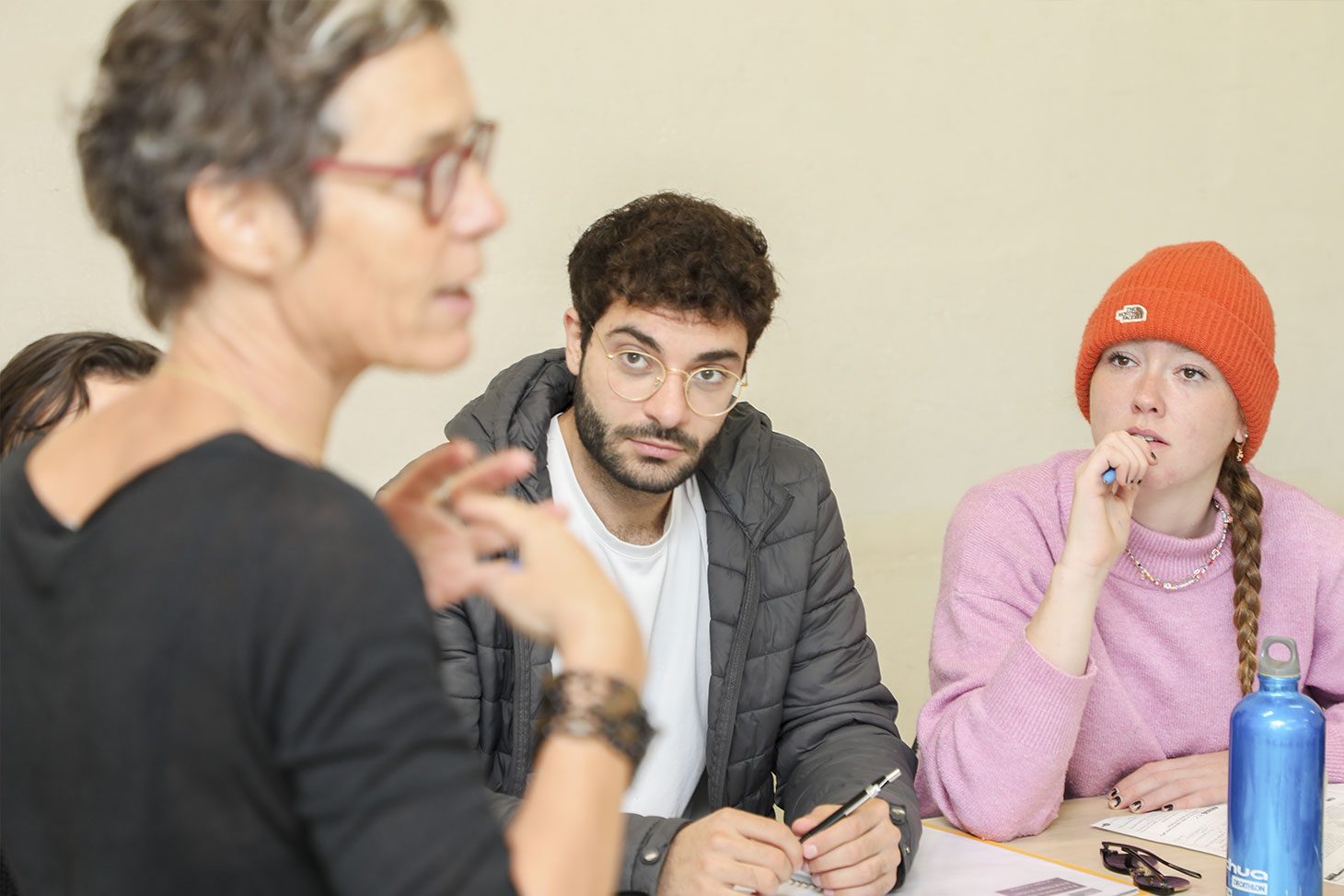 Une enseignante et ses étudiants