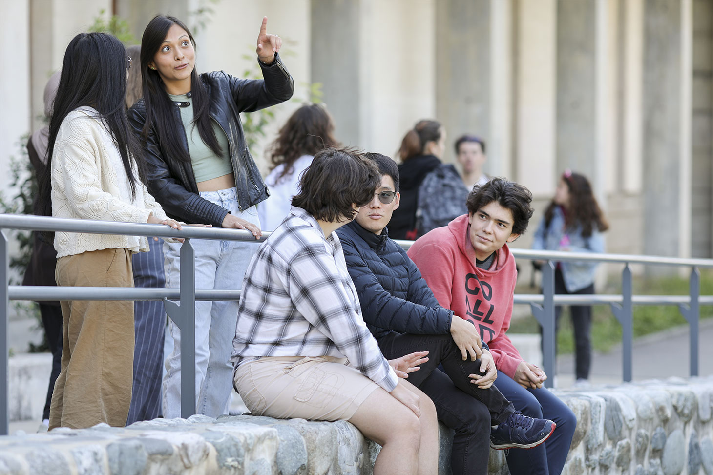 Des étudiants internationaux discutent sur le campus de Saint-Martin-d'Hères