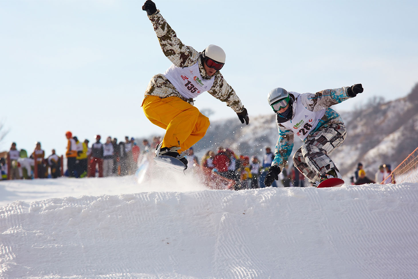 Des étudiants sportifs de haut niveau lors d'une compétition de snowboard.