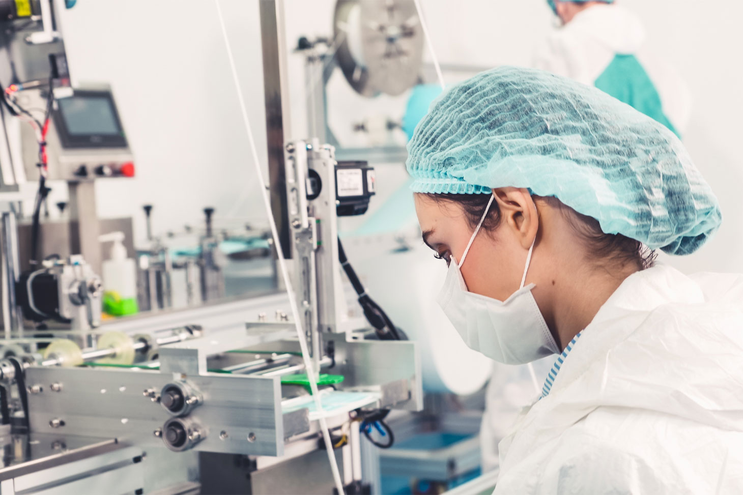 Une étudiante dans la salle blanche d'un laboratoire en microélectronique