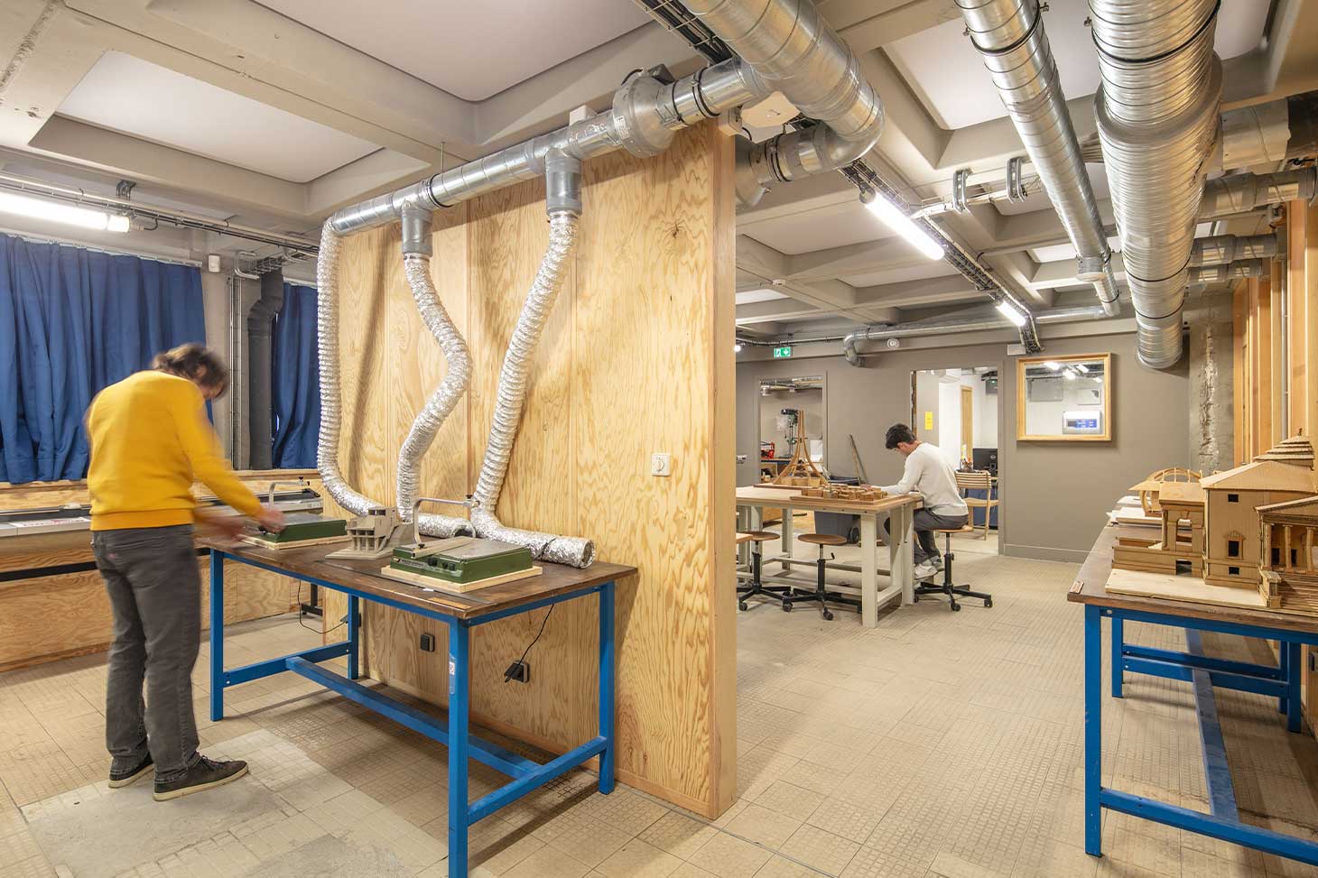 Des étudiants travaillent sur leurs projets et réalisent des prototypes dans le FabLab in the Alps.