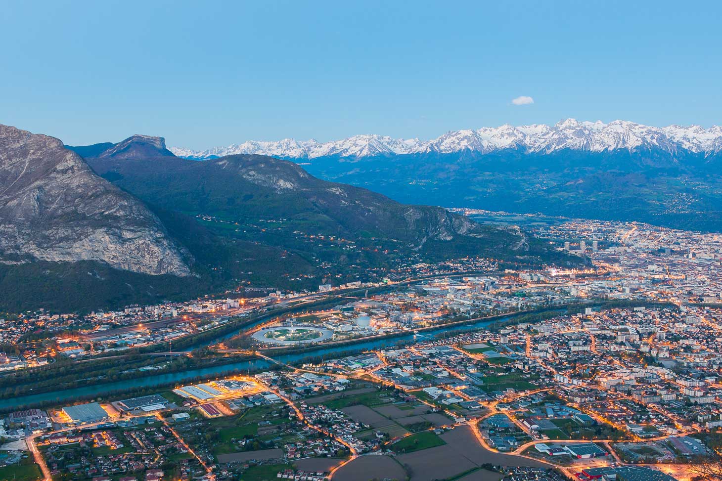 Vue panoramique de la ville de Grenoble et du massif de Belledonne